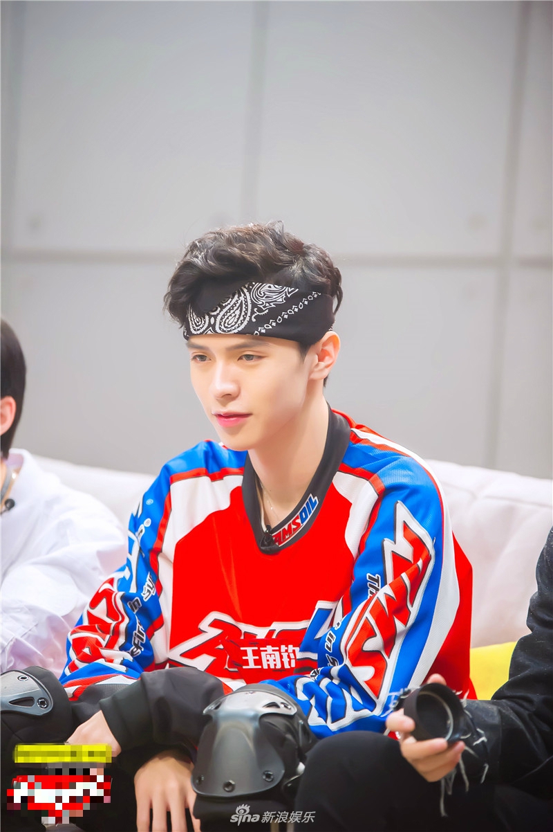 新浪娱乐讯 近日,在某选秀节目中"小王子"王南钧化身"舞台永动机"