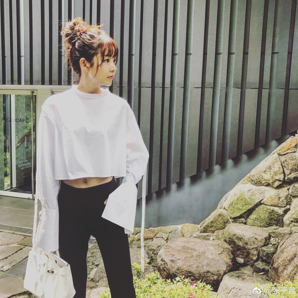 组图:辣妈张子萱打扮新潮秀蛮腰 清纯可人似学生妹