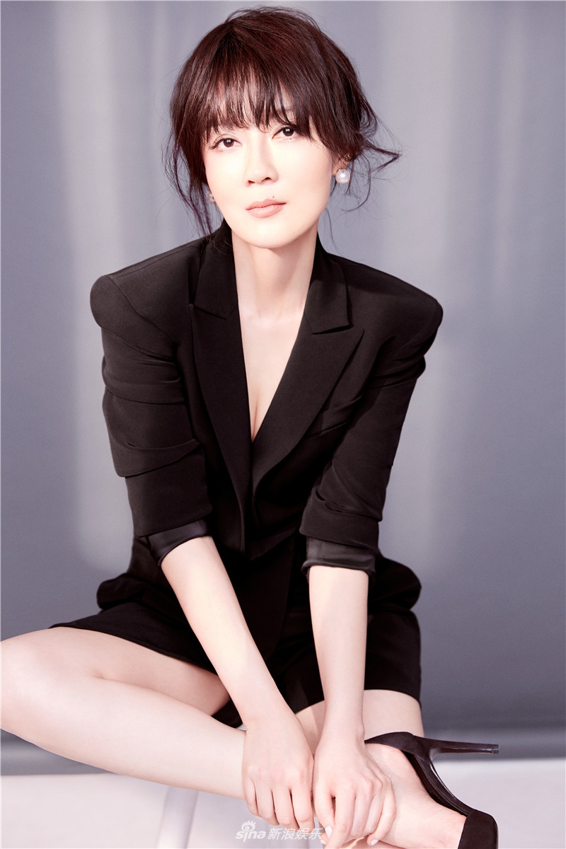 新浪娱乐讯 近日,冯波拍摄的最新一组真空西装写真曝光.