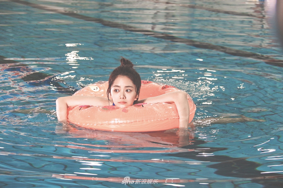 谭松韵泳池戏水 丸子头画风清甜