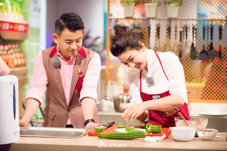 黄奕坐轮椅厨艺比拼 心情大好噘嘴卖萌