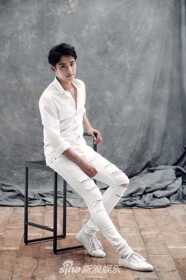 组图:九皇子约你尬腿!张赫曝旧照腿长两米八