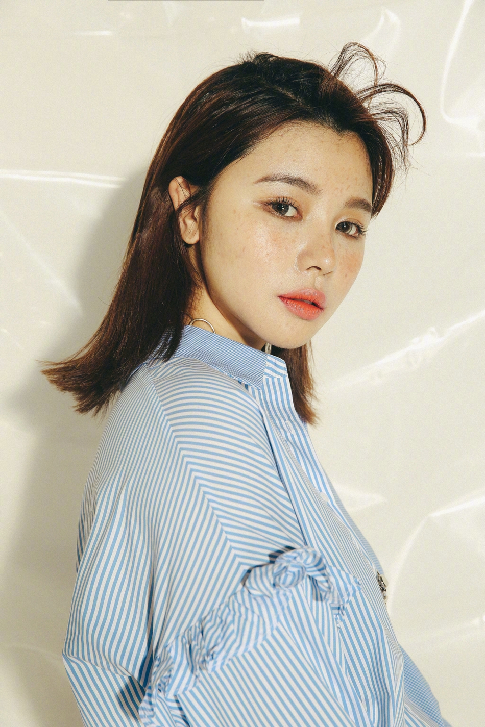 组图喊麦网红穆雅斓晒写真清新雀斑妆pk倪妮陈乔恩