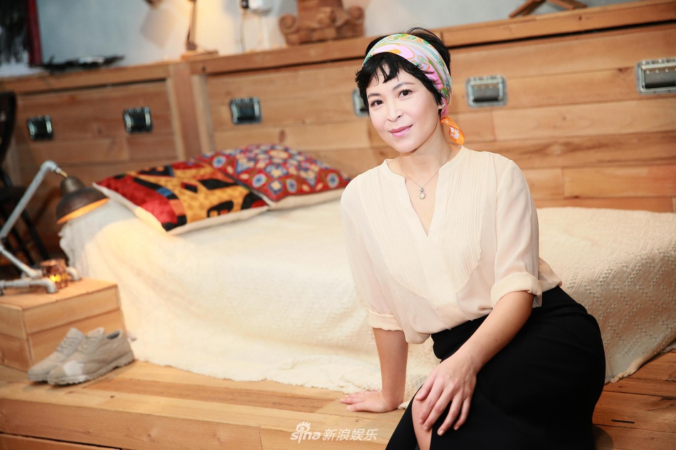 组图:tvb花旦苏玉华转战舞台剧 打扮时髦显年轻