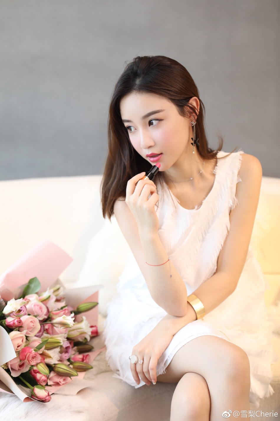 王思聪前女友雪梨晒美照 肤白貌美蜜桃唇娇艳欲滴