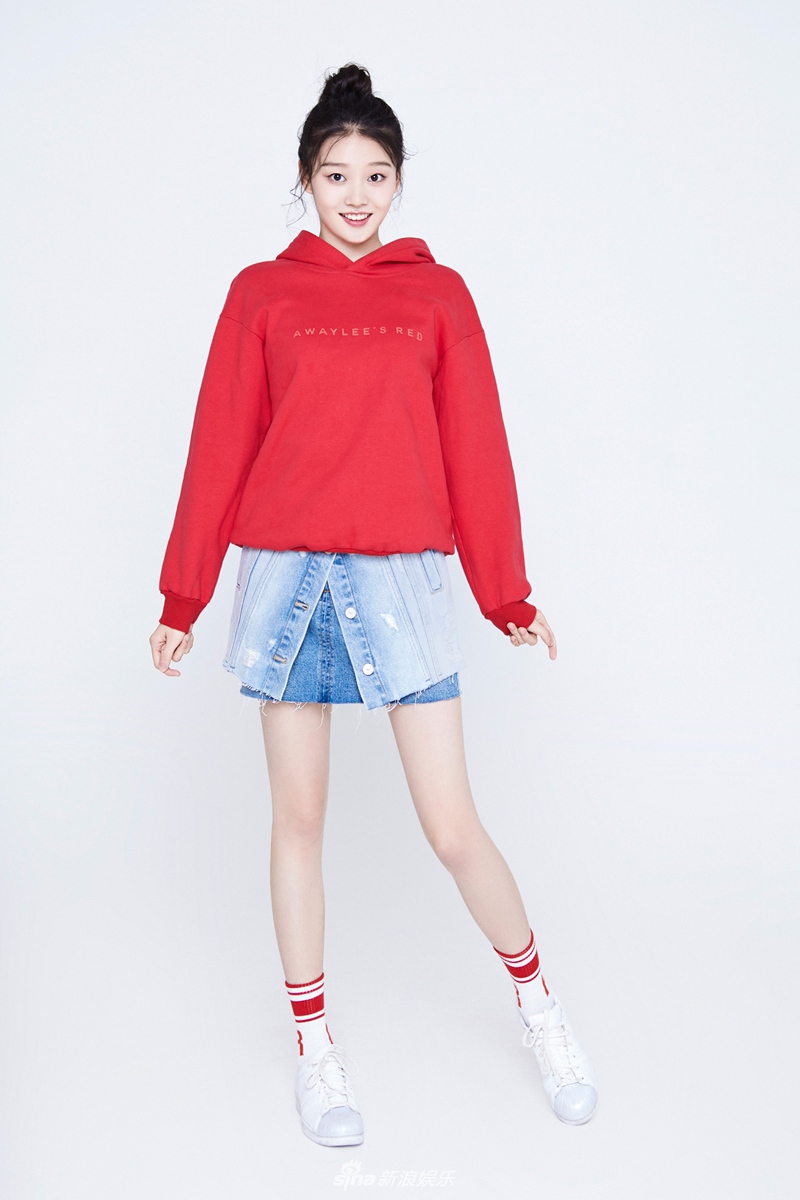 新浪娱乐讯 近日,95后小花李嘉慧曝光了一组写真大片.