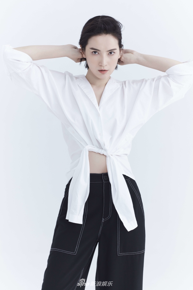 组图:李媛小姐姐又来撩妹 上演白衬衫的帅气诱惑