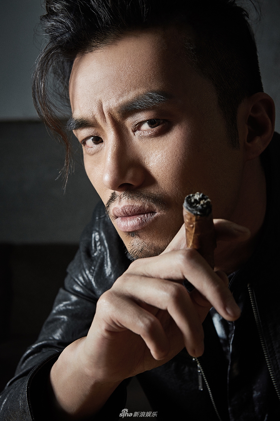 武强"光速反派"写真曝光 硬汉霸气外露