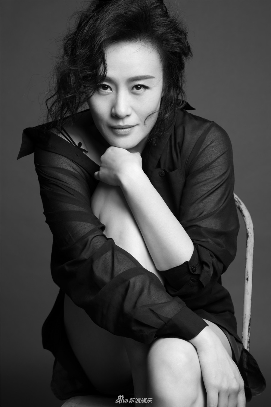 邬君梅展露性感一面,长腿吸睛.