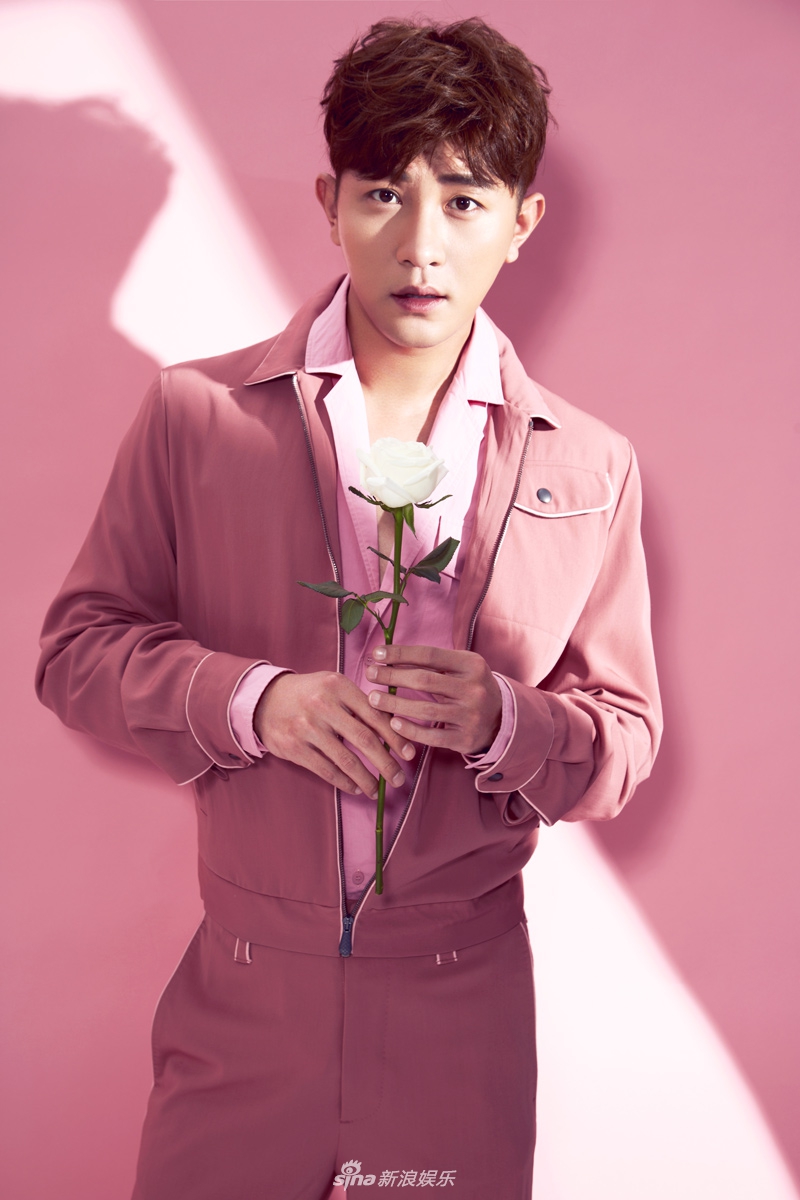 大左施展元气少年与浪漫绅士双重魅力