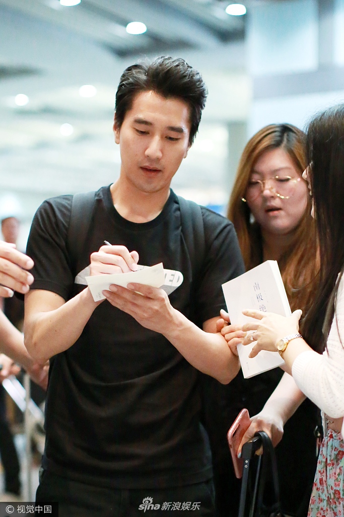 组图:赵又廷抵京全黑造型扮酷 贴心为粉丝签名十足大暖男