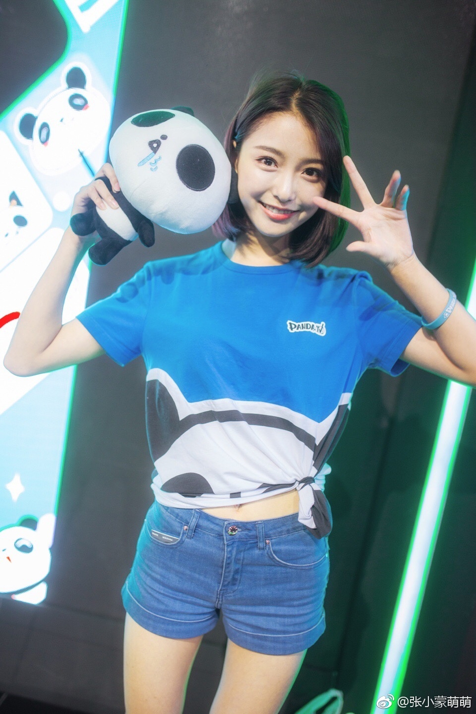 组图:思聪绯闻前女友张小蒙清凉秀蛮腰 少女感十足