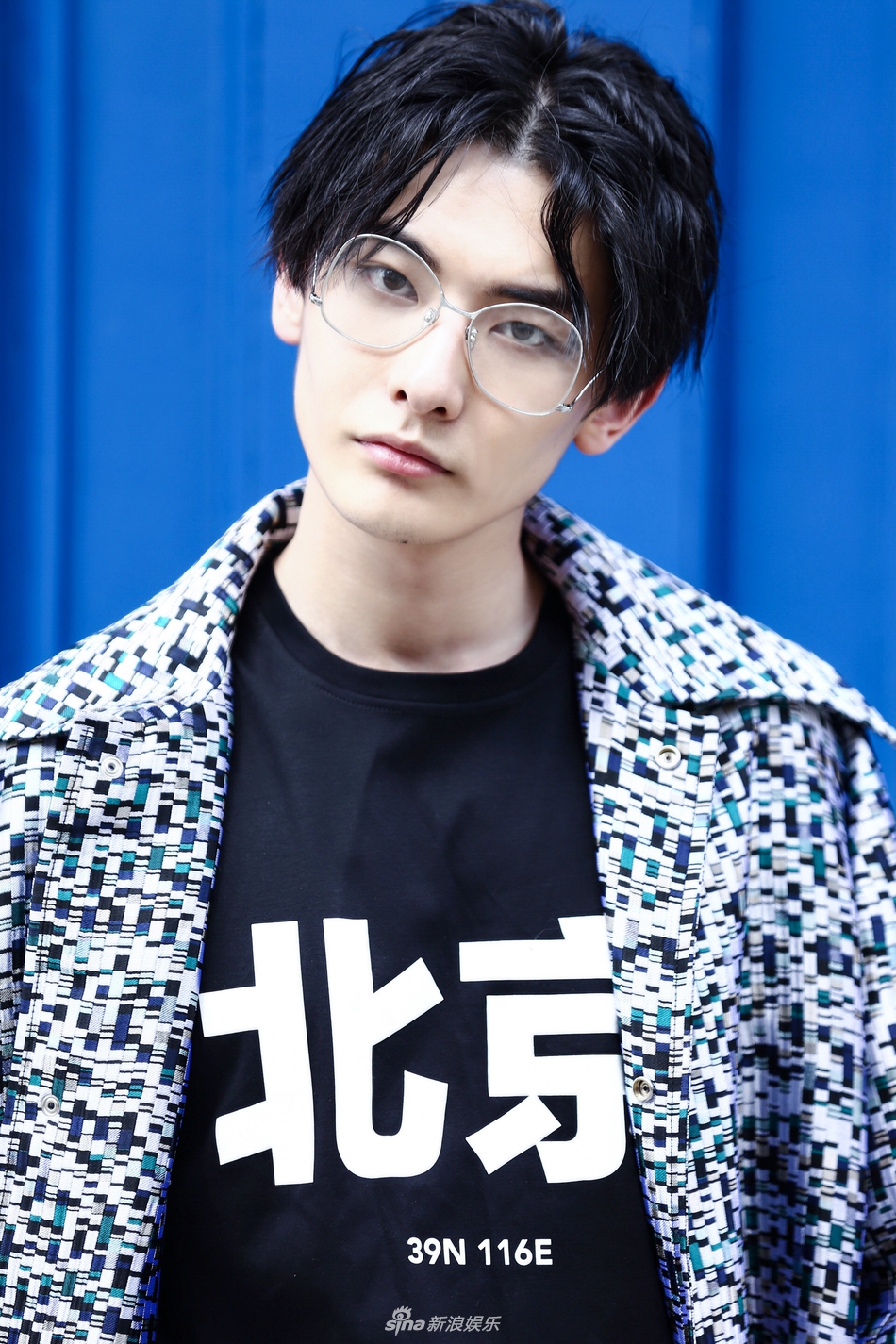 组图:王瑞昌巴黎街头时尚暴走 邪魅眼神露高冷气质