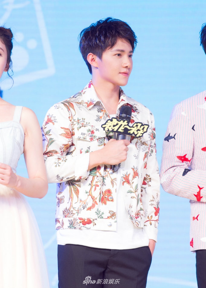 阳光绅士黄圣池惊艳亮相 笑颊粲然正当少年