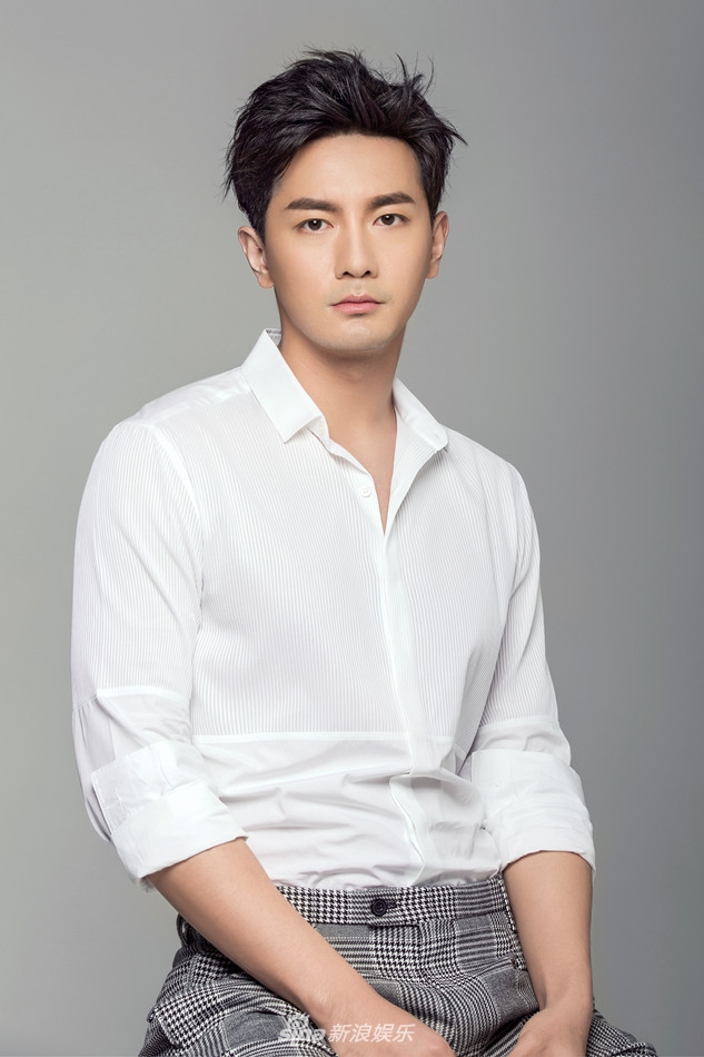组图:刘潮展笑颜 "最帅王凯旋"上演白衬衫诱惑_高清图集_新浪网