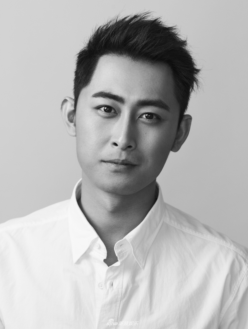 新浪娱乐讯 近日,演员刘超曝光了一组时尚写真,白色衬衫搭配黑色西装