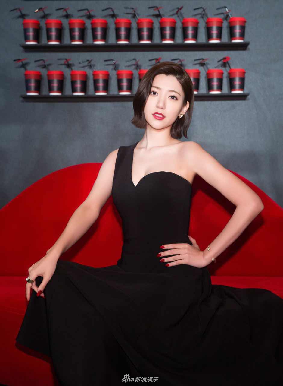 组图:郭雪芙露肩长裙性感亮相 霸气十足气质非凡