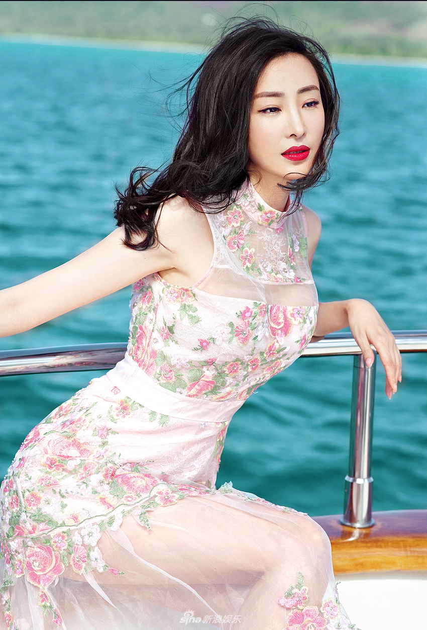 组图:林静私人游艇出海 仙气透视长裙大秀性感