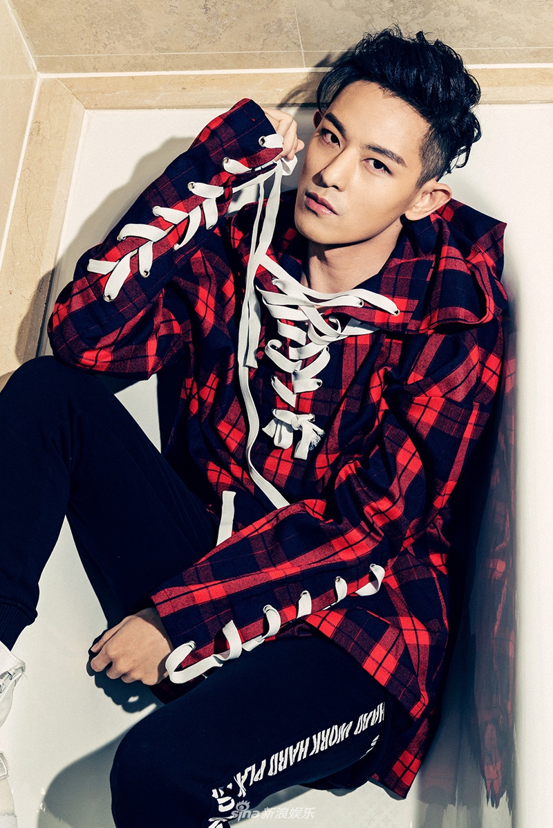 组图:敖犬撩人造型酷帅十足 歪头抿嘴展慵懒随性