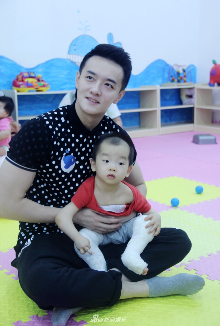 初俊辰李亨挺身为公益代言 冒酷暑践行责任