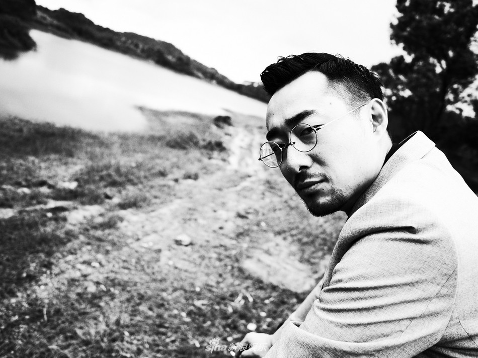 新浪娱乐讯 日前,演员胡译仁曝光了一组大片,写真以极致的黑白色调为