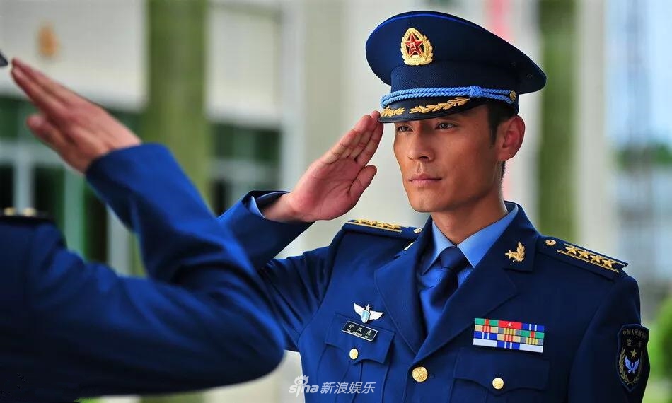 组图:李光洁晒年轻时军装照 化身空军帅出新高度_高清图集_新浪网