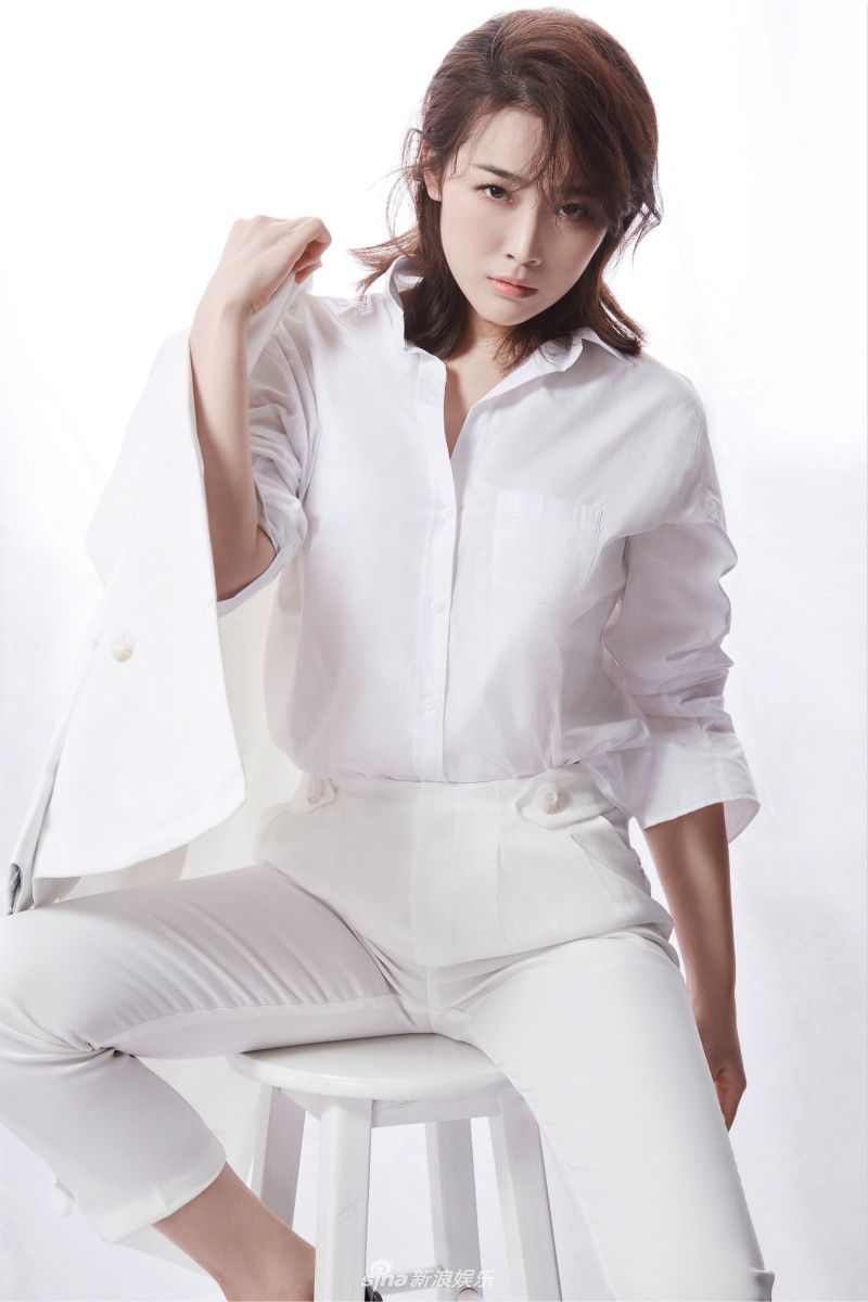 组图:刘洁涵曝八一写真 西装酷帅尽显军人气质