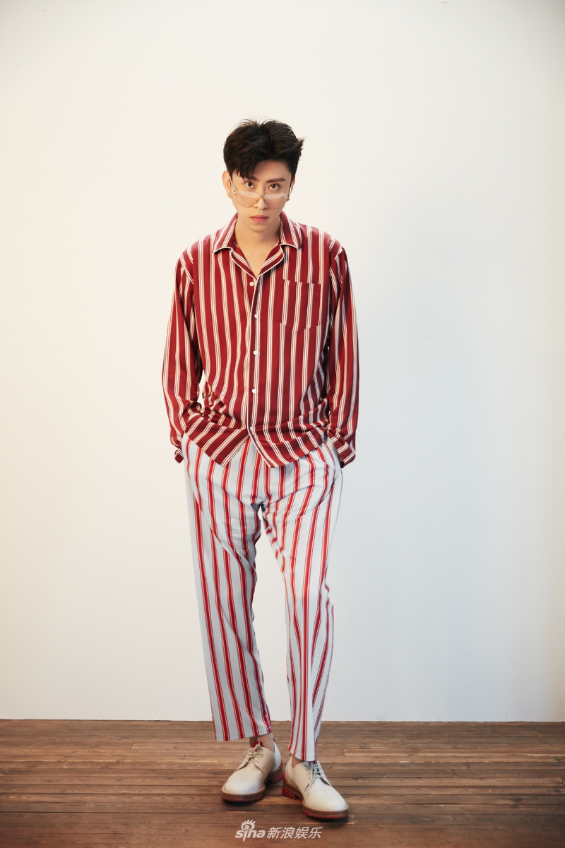 组图:时尚慵懒风!蒋易写真眼神忧郁魅力值max