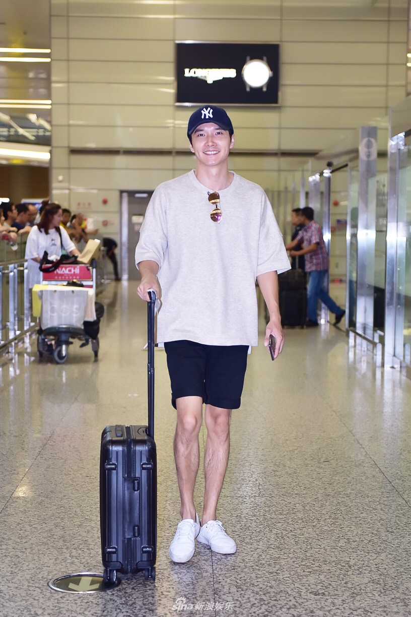 李泰深夜抵沪笑容亲和 型男装扮清爽有范儿