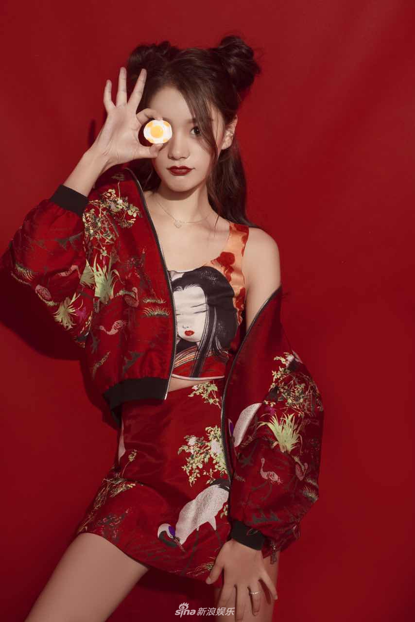 组图:95后新晋花旦张辛梓双丸子头卖萌 灵气动人