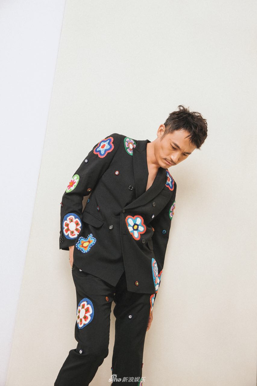 组图耿乐演绎文艺雅痞帅叔叔尽显夏日休闲风情