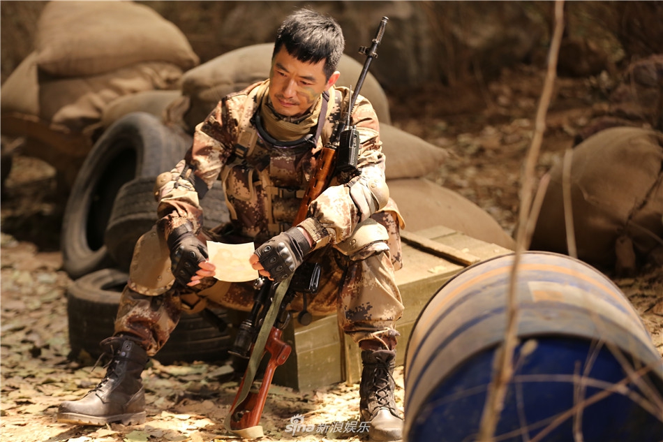 组图:演员郭晓东晒军装照致敬军人 英气十足