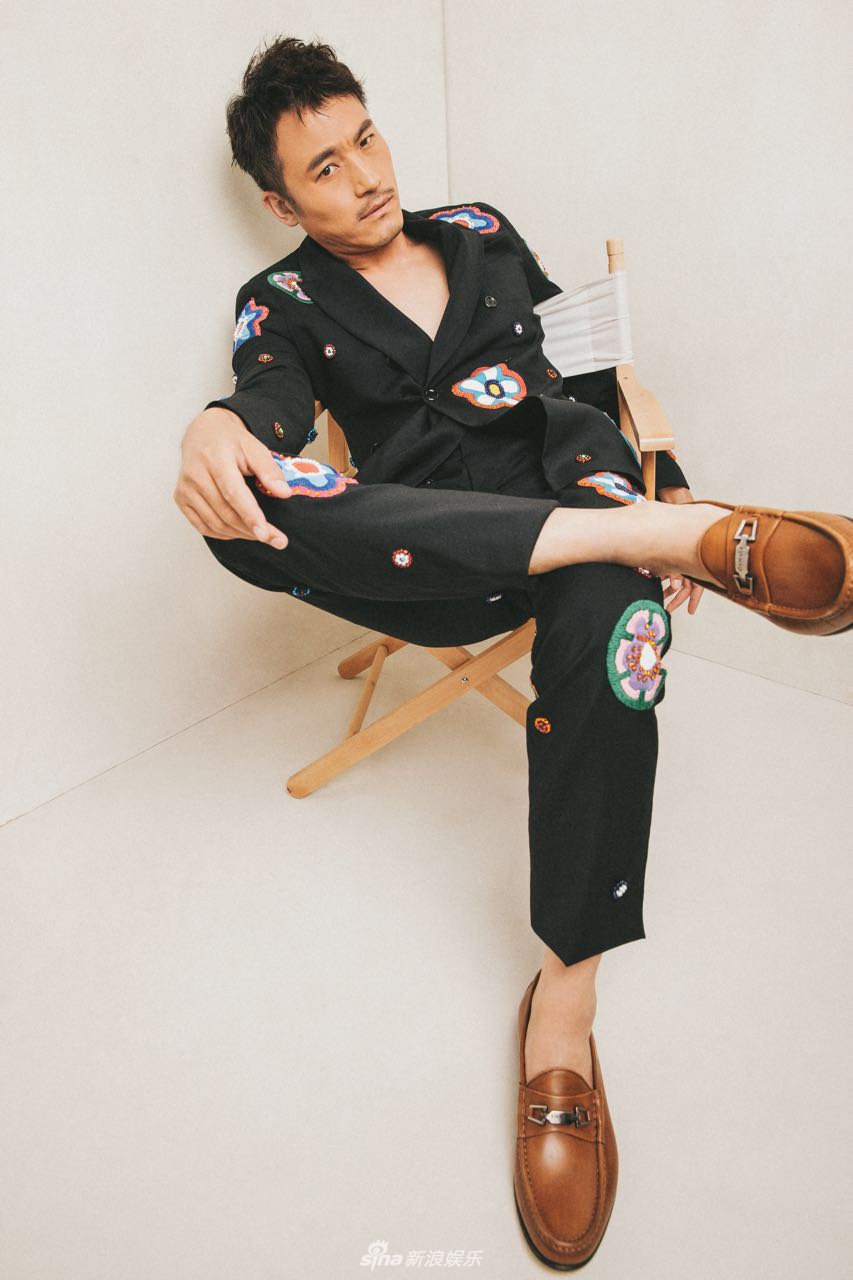 组图:耿乐演绎文艺雅痞帅叔叔 尽显夏日休闲风情