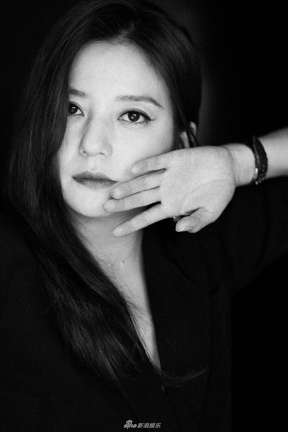 赵薇黑白系演绎优雅真我 眼神纯净气场十足
