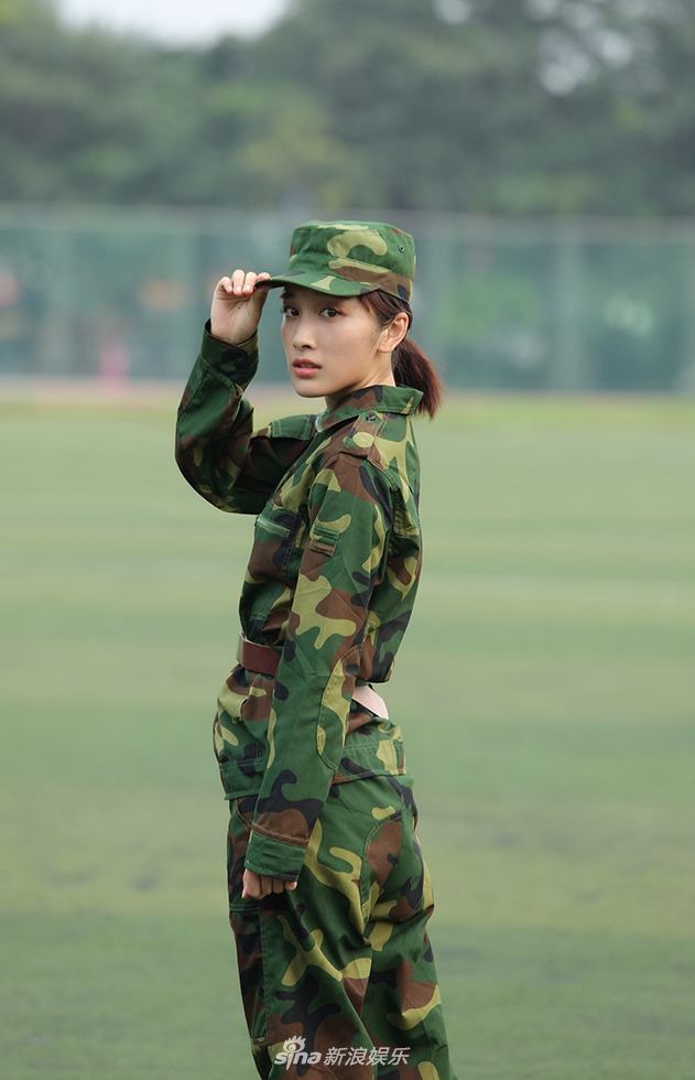 组图:徐申东晒军装照引共鸣 青春靓丽英姿飒爽