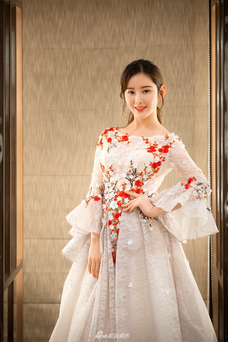 组图:杨清秒变夏日"花仙子" 甜美灵动清纯大方