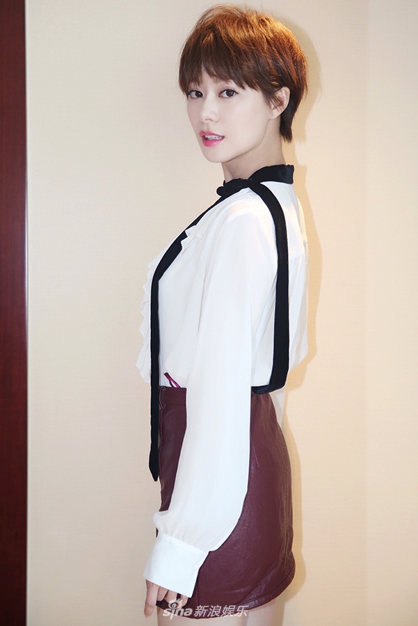新浪娱乐讯 王汀近日曝光一组率性洋气的短发写真,造型清爽可人.
