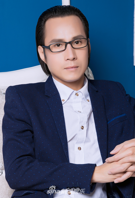 组图吴均桥最新写真照曝光温文尔雅稳重大气