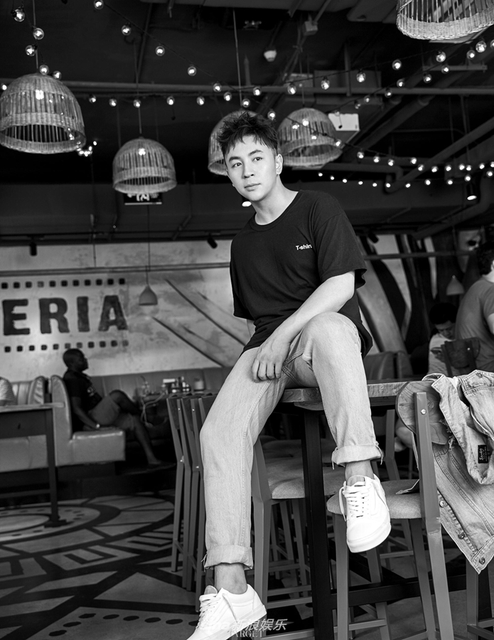 组图:释小龙清新洒脱男友力max 休闲简约尽显帅气