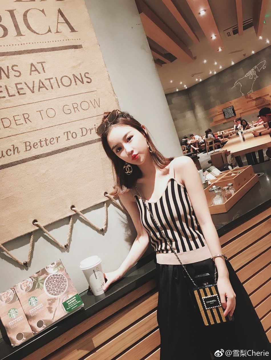 组图:思聪前女友雪梨清凉秀身材 小巧玲珑别具魅力