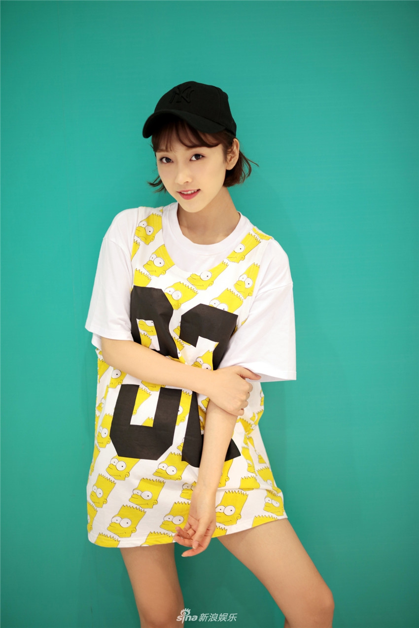 组图:宣璐俏皮秀美腿 搞怪卖萌少女感十足