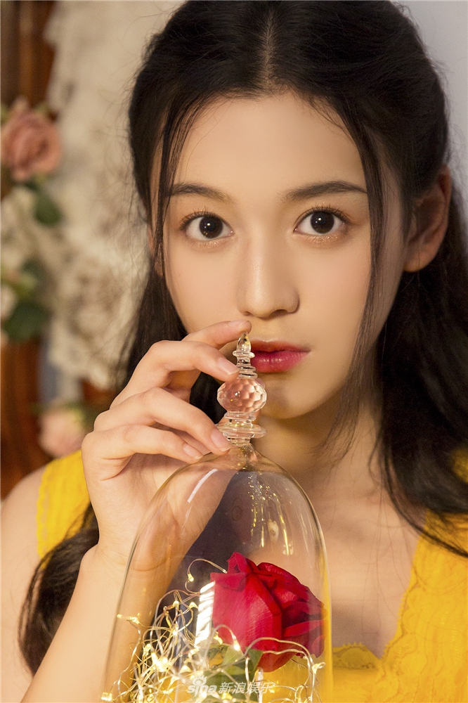 组图:米晨晨公主裙温婉可人 尽显少女的古典浪漫