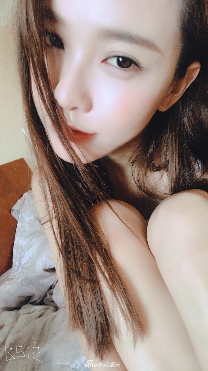 08 09:05:42 3 / 4 新浪娱乐讯 近日,黄一琳在微博晒出一组自拍美照