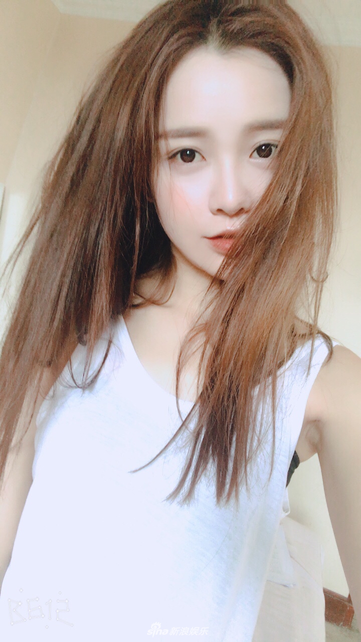 组图元气少女黄一琳晒自拍尽展调皮可爱校花风