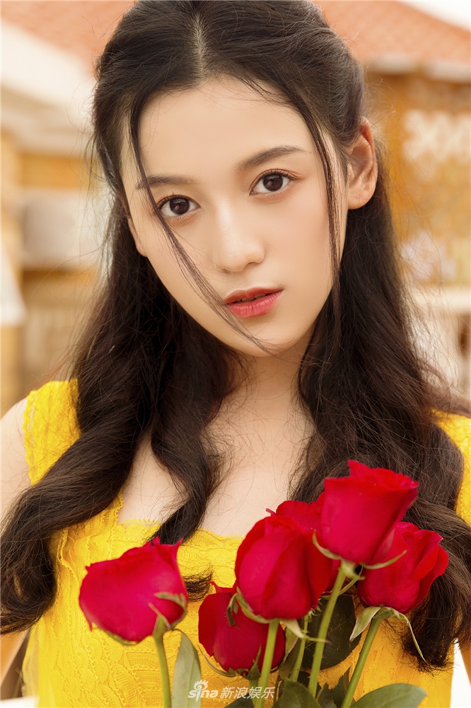 照片中,米晨晨身穿柠檬色公主裙,时而静坐托腮看镜