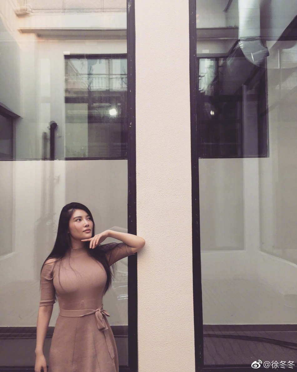 大嫂徐冬冬傲人上围依旧吸睛