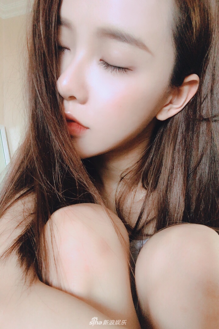 08 09:05:42 3 / 4 新浪娱乐讯 近日,黄一琳在微博晒出一组自拍美照