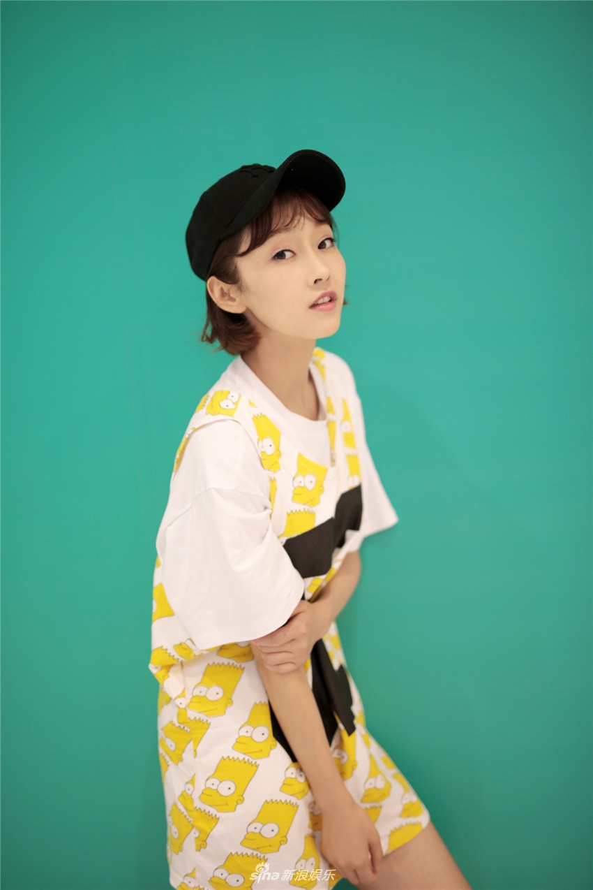 组图:宣璐俏皮秀美腿 搞怪卖萌少女感十足