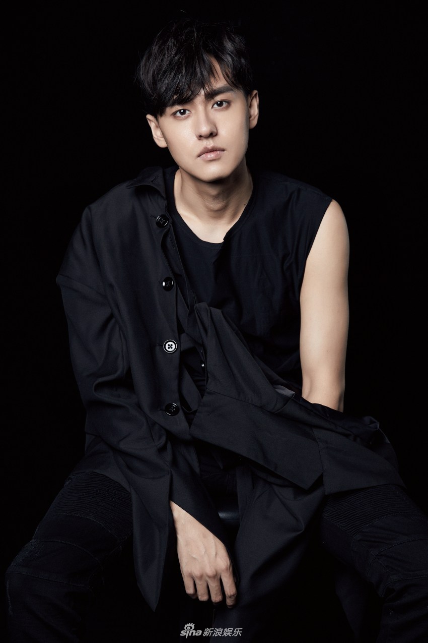 组图:金禹伯曝黑色纯净写真 冷颜帅气彰显文艺个性