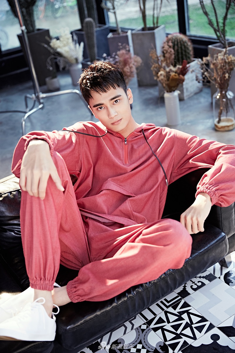 新浪娱乐讯 近日,在剧中饰演卢一涛的95后新势力高旻睿再曝个性写真